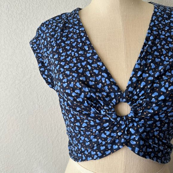 FREE PEOPLE Havana Honey V-Neck Woven Crop Top in Heart Print Blue - Picture 3 of 11